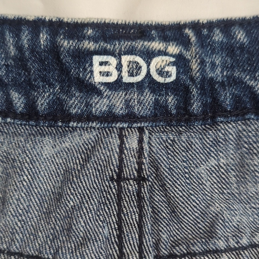 BDG Freja Embellished Mid-Rise Denim Cutoff Short, Color Bandana Wash Size 27 - Picture 12 of 16